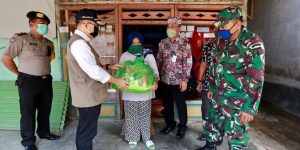 Bupati Anas Salurkan Paket Bantuan ke Pelaku Pariwisata Terdampak Covid-19