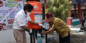 Prevent Covid-19, Operator Tambang Emas di Banyuwangi Bagikan Tempat Cuci Tangan Portable