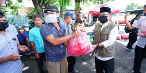 Gugus Tugas Covid-19 Banyuwangi Bagikan Sembako & Masker di Terminal