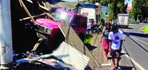 Mobil Feroza Seruduk Teras Rumah