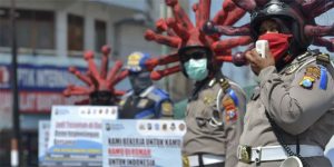 Pakai Helm Corona, Polisi Turun Jalan Ingatkan Bahaya Covid-19