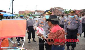 Caring for Residents Affected by Covid-19, Banyuwangi Police Chief Distributes Hundreds of Basic Food Packages