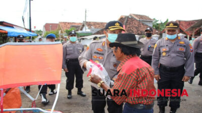 Caring for Residents Affected by Covid-19, Banyuwangi Police Chief Distributes Hundreds of Basic Food Packages