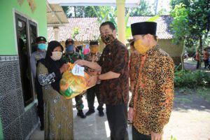 Program ASN Peduli, Wakil Bupati Banyuwangi Berikan Sembako Bagi Warga Songgon
