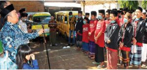 Ratusan Santri SMP Unggulan Al-Anwari Mudik Bersama
