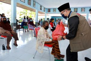 Salurkan Sembako ke Rumah Warga Miskin, Bupati Anas: Mohon Tetap di Rumah