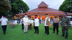 Bagikan Masker, Bupati Anas Kembali Ingatkan Peran Penting Kades dalam Penanganan Covid-19