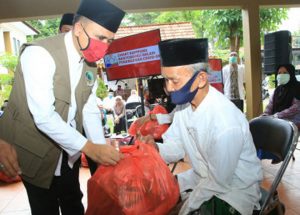 The Banyuwangi Regency Government Distributes Social Assistance to Non Social Assistance Scheme Residents