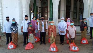 District Government Hands Over Basic Food Assistance to Residents Around Tegalwero TPA