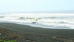 Gelombang Laut Lampon Masih Tinggi