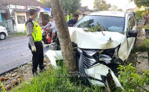 Mobil Toyota Avanza Seruduk Mahoni