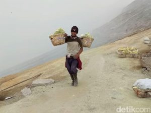 Penambang Belerang Minta Kawah Ijen Kembali Dibuka Usai Gelombang Tsunami