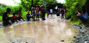 Protes Jalan Rusak, Mancing di Kubangan