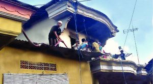 Rumah Dua Lantai di Genteng Terbakar