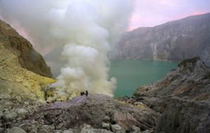 Pesona Api Biru Kawah Ijen Kembali Dibuka, Pengunjung Dibatasi 50 Persen