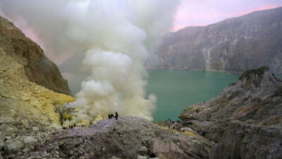 Pesona Api Biru Kawah Ijen Kembali Dibuka, Pengunjung Dibatasi 50 Persen