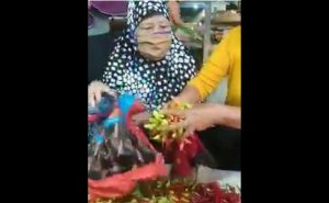 Emak-emak Viral Kepergok Curi Cabai di Pasar Sumberayu