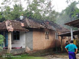 Akibat Konsleting Listrik, Rumah Warga Sempu Banyuwangi Hangus Terbakar