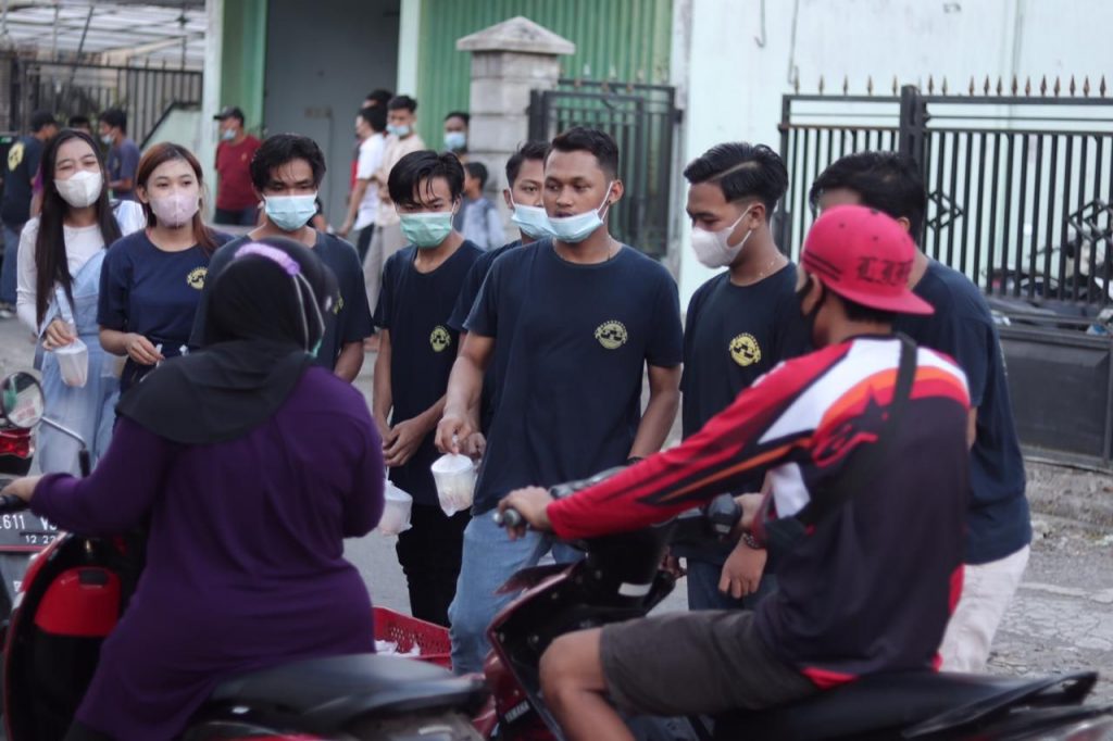 Jelang Buka Puasa, Kelompok Pemuda Sambimulyo Bagi-bagi Takjil Gotong Royong Bangun Desa