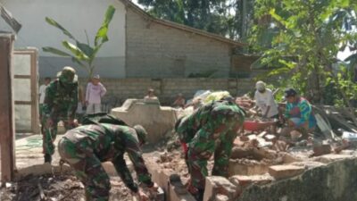 Satu Rumah Warga Banyuwangi Ambruk Akibat Gempa Blitar