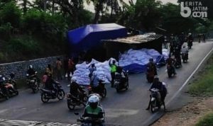 Truk Gandeng Muat Puluhan Ton Pupuk Terguling di Dekat Rel Kereta Api