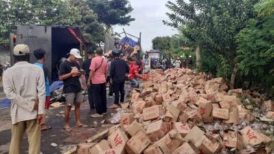 Truk Tronton Vs Dua Motor di Banyuwangi, Satu Tewas