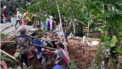 The Moments Landslide in Banyuwangi Killed One Citizen