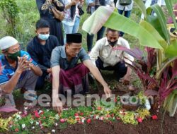 Mengikuti Prosesi Pemakaman Ariana Niken Permatasari Korban Meninggal Dunia KMP Yunicee di Desa Kabat