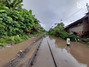 Kereta ke Banyuwangi Sempat Telat, Rel Kereta Terendam Setelah Hujan 4 Jam