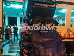 Truk Kelebihan Muatan ”Standing” saat Masuk Kapal