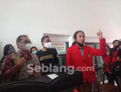 Mahasiswa Untag Banyuwangi Unjuk Rasa Meminta Warek II Mundur