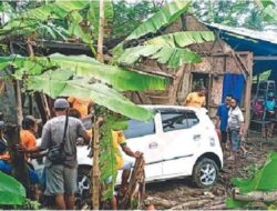 Terperosok di Jalan Lingkar, Agya Tabrak Rumah