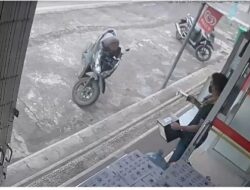 Aksi Pria di Banyuwangi Curi Kotak Amal Terekam Kamera CCTV