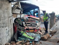 Alami Pecah Velg, Bus Citra Wisata Mandiri Tabrak Rumah Warga Tegalharjo Banyuwangi