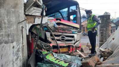 Alami Pecah Velg, Bus Citra Wisata Mandiri Tabrak Rumah Warga Tegalharjo Banyuwangi