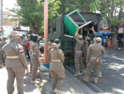 Abandoned by Owner, Sejumlah Lapak PKL di Banyuwangi Diangkut Satpol PP