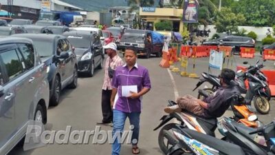 Christmas, Four-wheelers are starting to fill up Ketapang Harbor