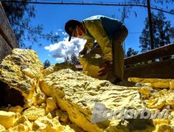 Mereka yang Mengais Rezeki dari Gunung Berapi