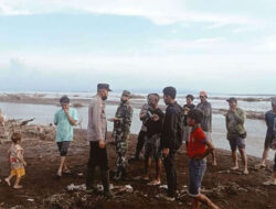 Defecate, Grandpa in Banyuwangi Drift Drift River Water