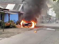 Parked in Front of the House, Old Cars Owned by Residents of Siliragung Banyuwangi Burned Why??