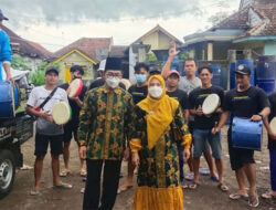 Kades di Banyuwangi Jalan Kaki 2 Km Datangi Kondangan, Ngapain?