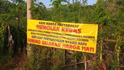 Keras, Banner Penolakan Perluasan Tambang Emas Terpasang di Area Gunung Salakan