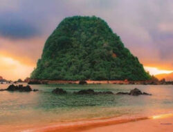 Pulau Merah Banyuwangi, Spot Sunset Paling Cakep Buat Foto Pasangan atau Jomblo