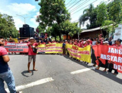 Puluhan Dump Truck Blockade Polresta Banyuwangi