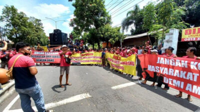 Puluhan Dump Truck Blockade Polresta Banyuwangi