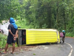 Rombongan Elf dari Jakarta Terguling di Jalur Tengkorak Sengkan Mayit Banyuwangi