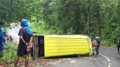 Rombongan Elf dari Jakarta Terguling di Jalur Tengkorak Sengkan Mayit Banyuwangi