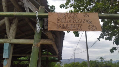 Sudah Dibantu Tanah Uruk, Truk Bibit Ayam Belum Boleh Melintas