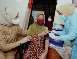 Banyuwangi Deploys Linmas and Cross-Sector Members, Pick up the Elderly Vaccination Ball