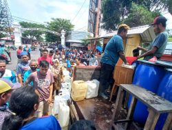 For Bulk Cooking Oil, Residents Willing to Queue Hotly